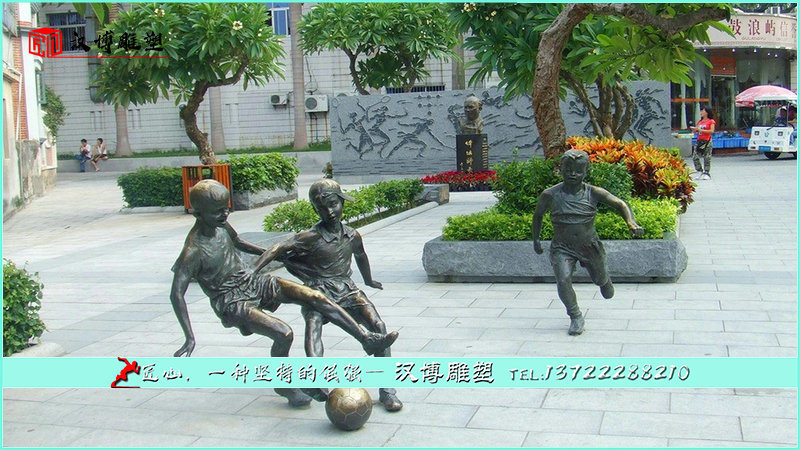 踢足球雕像,运动人物铜雕,公园雕塑