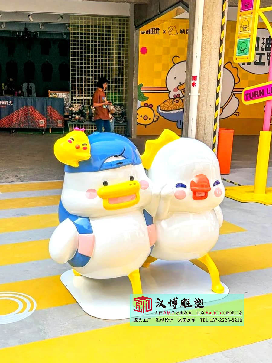 玻璃钢龙猫雕塑,室内商场商业广场雕塑,玻璃钢雕塑加工厂家